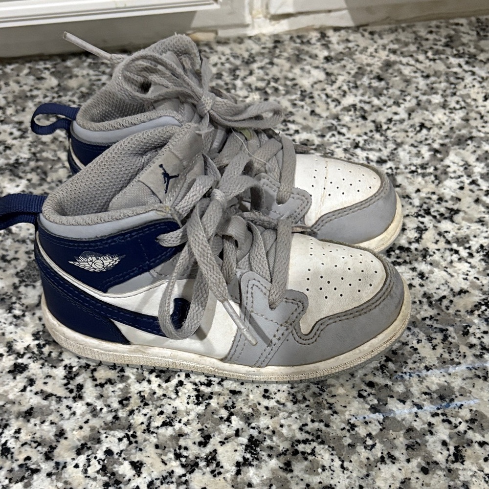 Nike Kids High-Top Sneakers in Navy, Gray & White